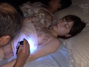 Buồn vì bị "đi ngoài", cô cái trẻ tìm đến ông chú trung niên để giải tỏa