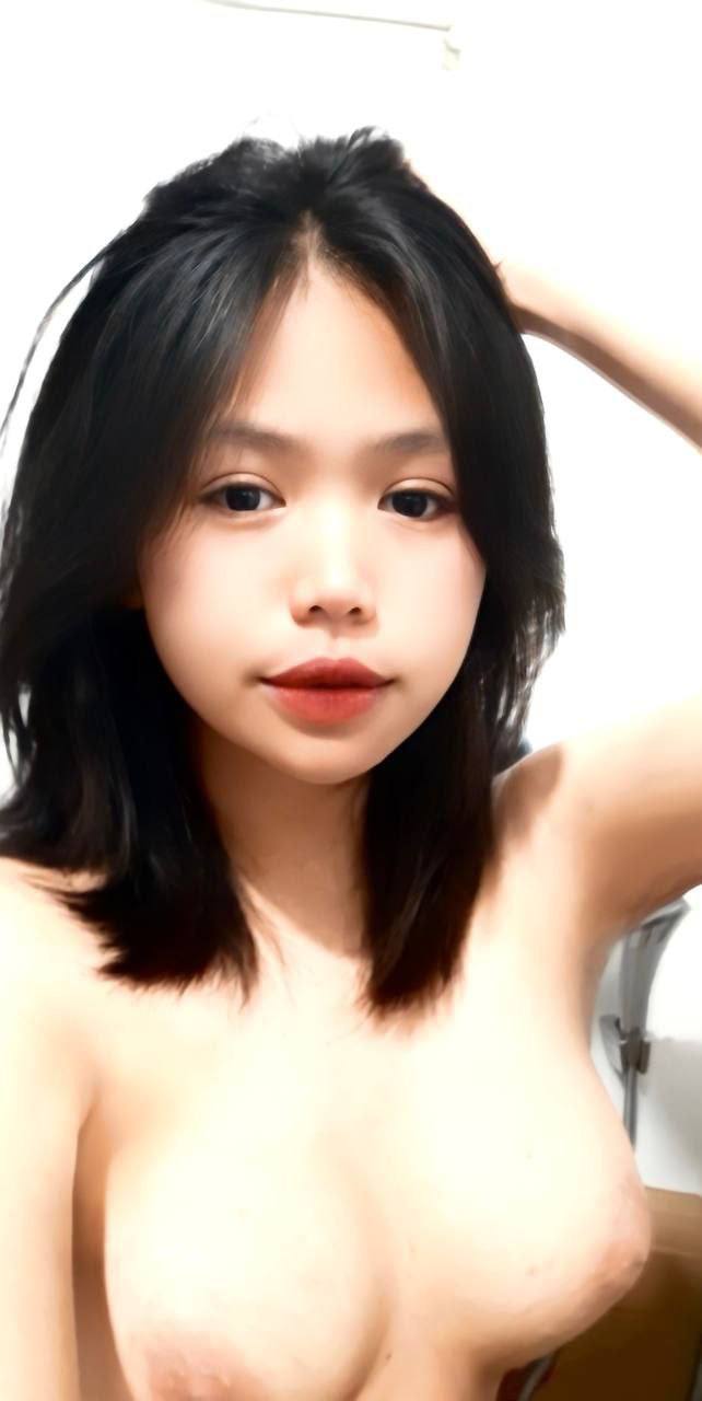 Lén lút bú buồi anh rể khi chị gái làm việc