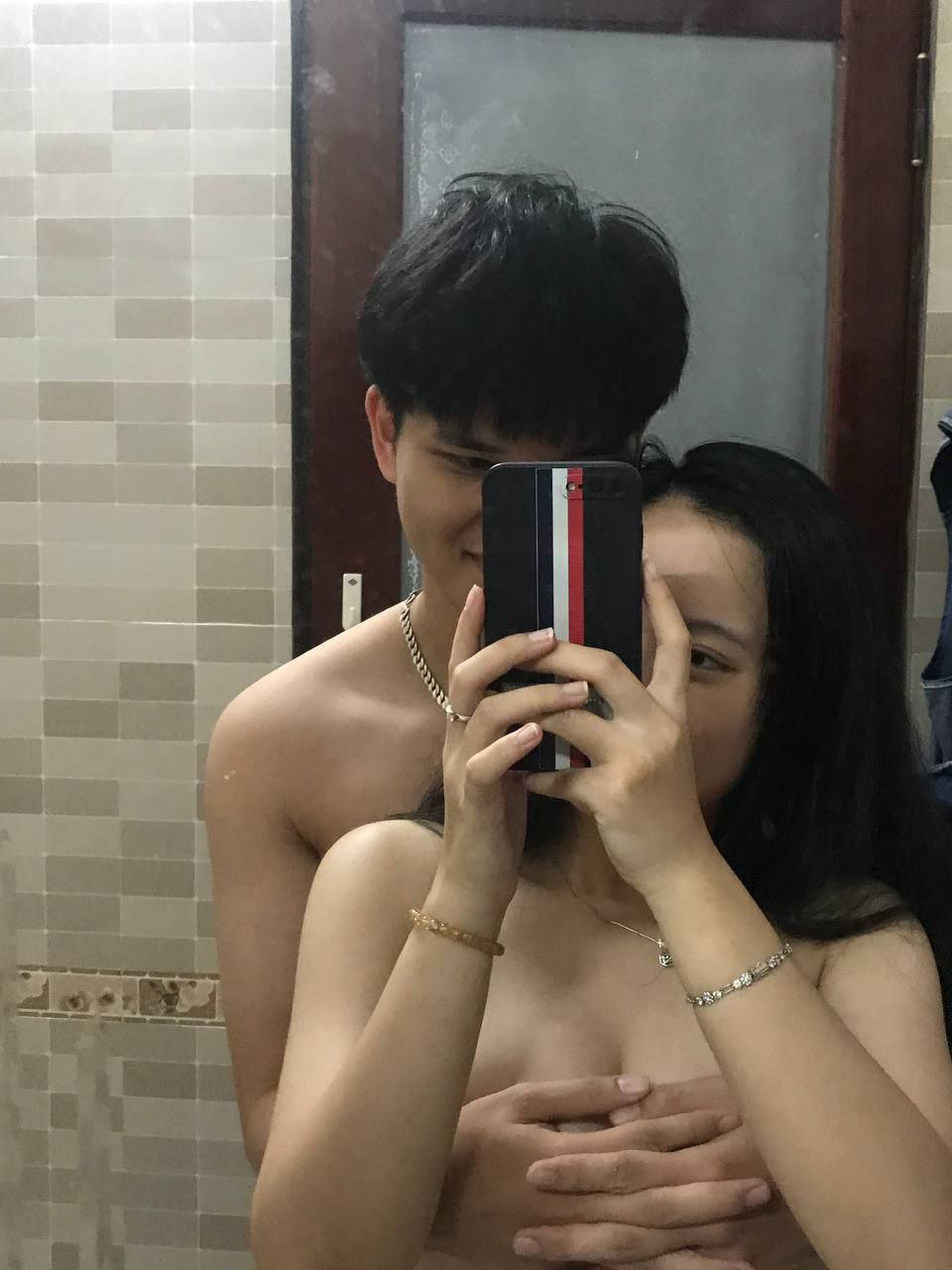 Địt vợ bạn thân có cái lồn khít như còn trinh