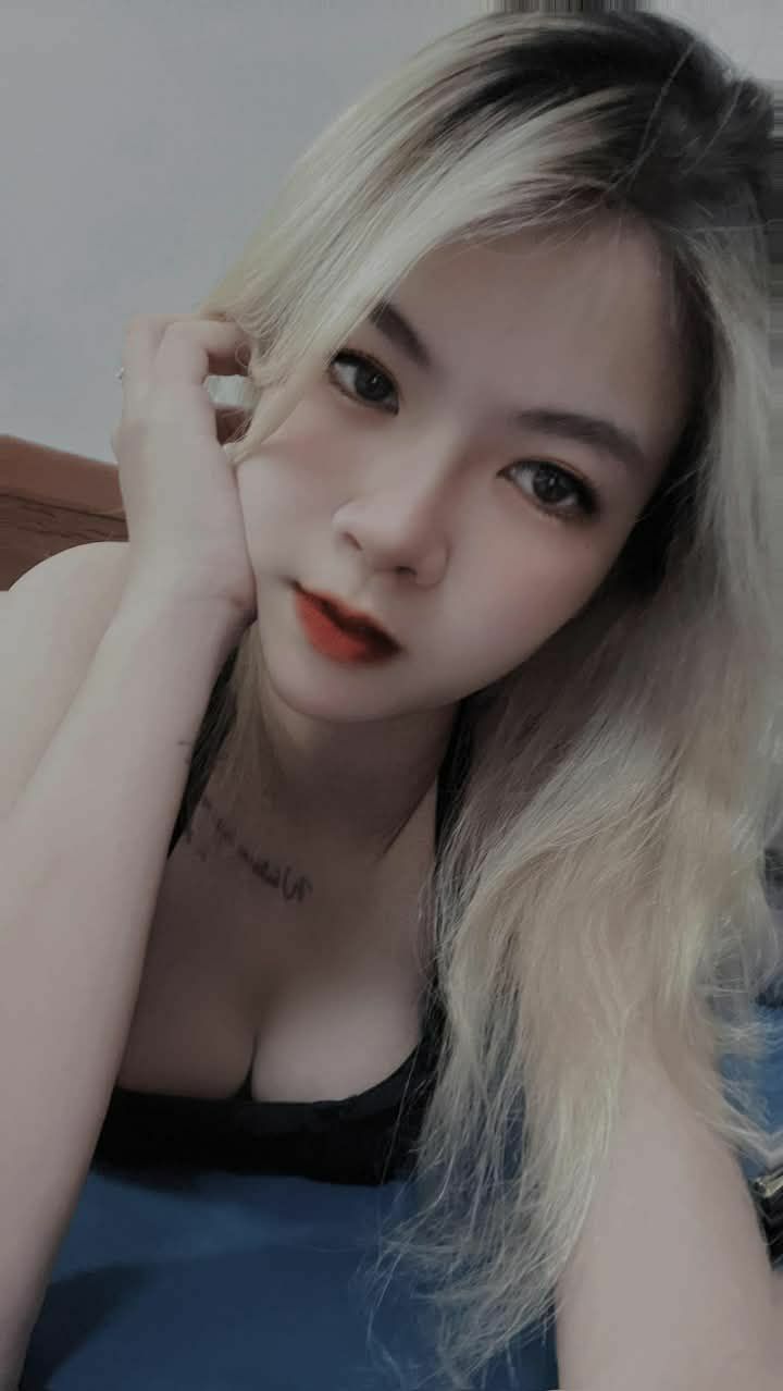 Bị vợ bạn lén lút bú buồi trong bếp